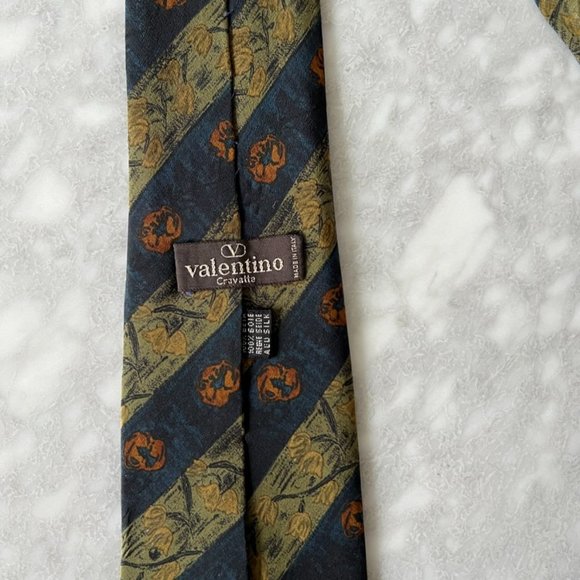 Silk Valentino Tie - Picture 4 of 7
